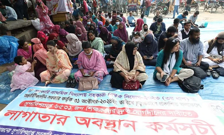 প্রাথমিকের তৃতীয় ধাপে নিয়োগ: ১৩তম দিনের মতো অবস্থান আন্দোলনকারীদের