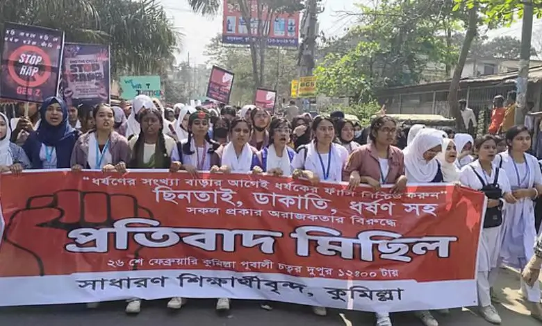 দেশজুড়ে ধর্ষণ, ডাকাতি, ছিনতাইসহ অরাজকতার বিরুদ্ধে কুমিল্লায় বিক্ষোভ মিছিল