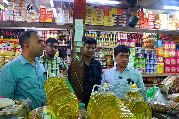 দোকানিরা বললেন সয়াবিন তেল নেই, পরে অভিযানে মিলল ২০০ কার্টন।