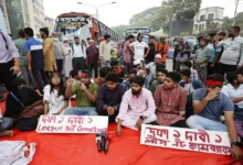 আওয়ামী লীগকে নিষিদ্ধের দাবিতে শাহবাগ মোড়ে অবস্থান