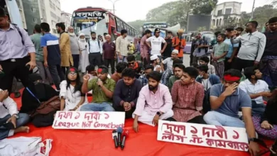 আওয়ামী লীগকে নিষিদ্ধের দাবিতে শাহবাগ মোড়ে অবস্থান