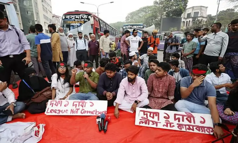 আওয়ামী লীগকে নিষিদ্ধের দাবিতে শাহবাগ মোড়ে অবস্থান