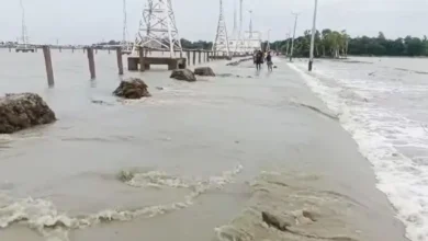 গভীর নিম্নচাপের আঘাত উপকূল অতিক্রম শুরু, ১৪ জেলায় ২-৪ ফুট জলোচ্ছ্বাসের শঙ্কা