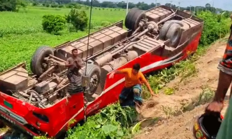 ফরিদপুরের ভাঙ্গায় বাস খাদে পড়ে আহত অন্তত ২০ যাত্রী