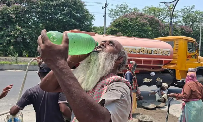 রাজশাহীতে তীব্র তাপপ্রবাহ পেটের দায়ে পুইড়েও কাজ করতে হয়