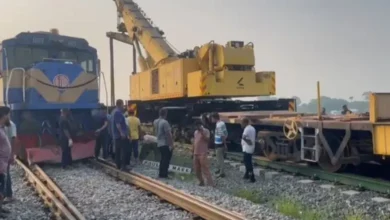 রেল সংযোগে ব্যাঘাত, যাত্রী দুর্ভোগ চরমে