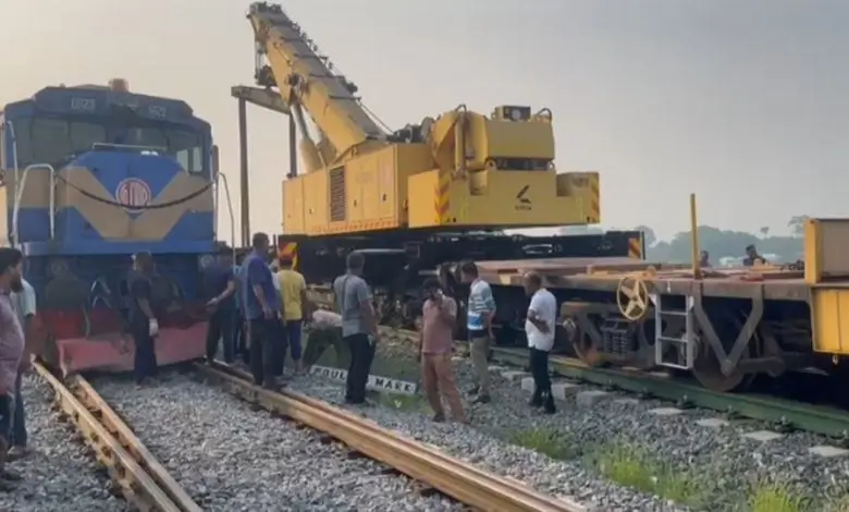 রেল সংযোগে ব্যাঘাত, যাত্রী দুর্ভোগ চরমে