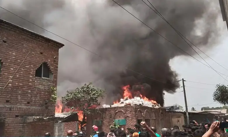 গাজীপুরে ঝুটগুদামে আগুন, ফায়ার সার্ভিসের চেষ্টা চলছে