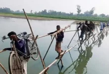 সেতুর অভাবে ৫ গ্রামের মানুষের একমাত্র ভরসা বাঁশের সাঁকো
