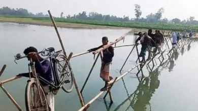 সেতুর অভাবে ৫ গ্রামের মানুষের একমাত্র ভরসা বাঁশের সাঁকো
