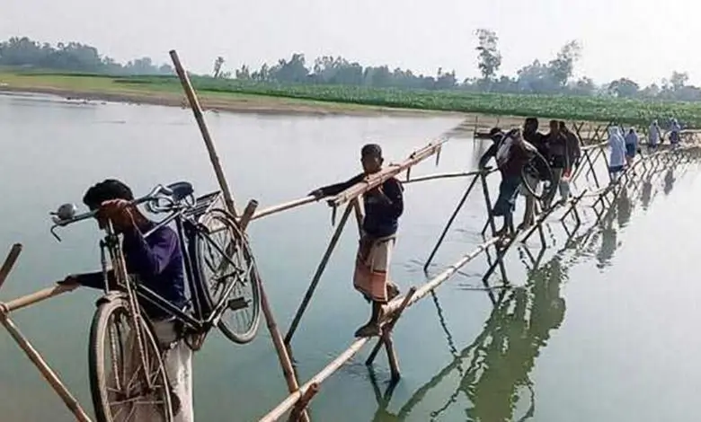 সেতুর অভাবে ৫ গ্রামের মানুষের একমাত্র ভরসা বাঁশের সাঁকো