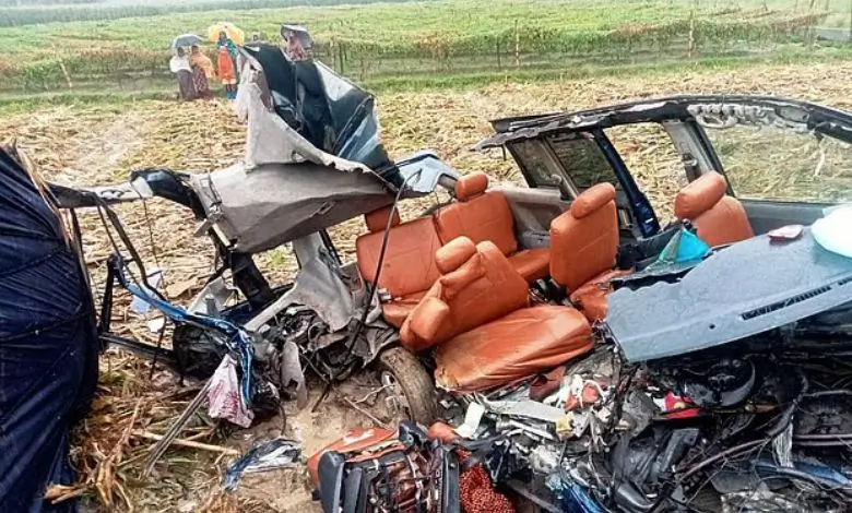 দিনাজপুরে ট্রাক-মাইক্রোবাস সংঘর্ষে প্রাণ গেল ৪ জনের