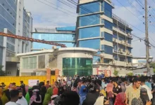চট্টগ্রামে বকেয়া বেতনের দাবিতে শ্রমিকদের সড়ক অবরোধ