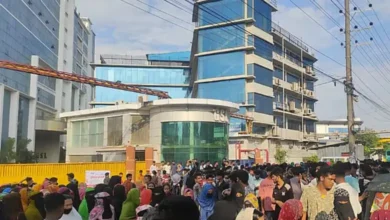 চট্টগ্রামে বকেয়া বেতনের দাবিতে শ্রমিকদের সড়ক অবরোধ