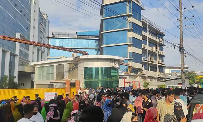 চট্টগ্রামে বকেয়া বেতনের দাবিতে শ্রমিকদের সড়ক অবরোধ