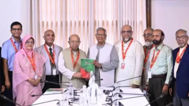 প্রধান উপদেষ্টার কাছে স্বাস্থ্যখাত সংস্কার কমিশনের প্রতিবেদন জমা