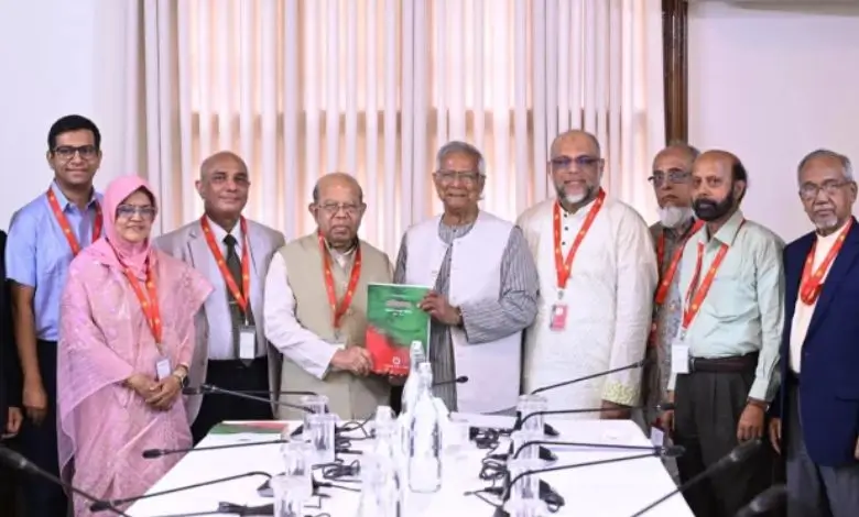 প্রধান উপদেষ্টার কাছে স্বাস্থ্যখাত সংস্কার কমিশনের প্রতিবেদন জমা
