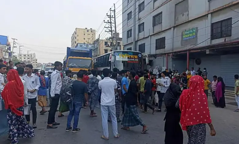 গাজীপুরে ট্রাকচাপায় নারী শ্রমিকের মৃত্যু মহাসড়ক অবরোধ করে বিক্ষোভ