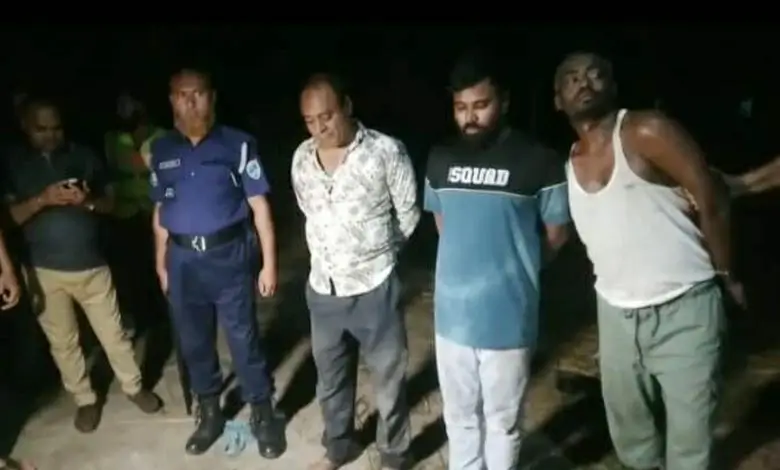 খুলনায় সন্ত্রাসী গ্রেনেড বাবুর সহযোগী কালা তুহিনসহ গ্রেফতার ৩, অস্ত্র ও গুলি উদ্ধার