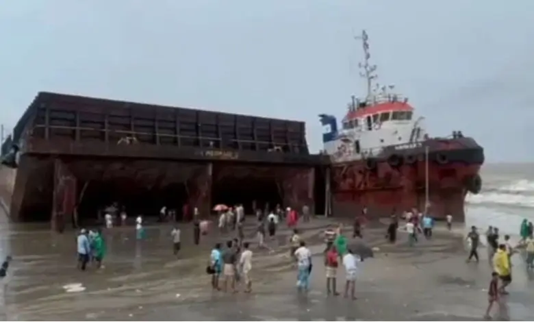 উত্তাল সাগরে চট্টগ্রামের উপকূলে কয়লাবাহী বার্জ ও দুটি লাইটার জাহাজ আটকে পড়েছে