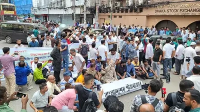 পুঁজিবাজারে টানা দরপতনে বিনিয়োগকারীদের বিক্ষোভ