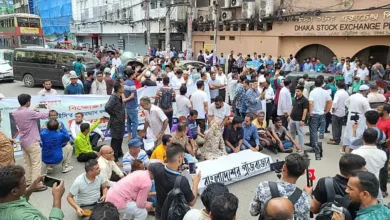 শেয়ারবাজারে দরপতনের প্রতিবাদে বিনিয়োগকারীদের কফিন মিছিল
