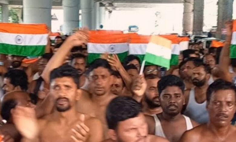 অর্ধনগ্ন অবস্থায় চাকরিহারা শিক্ষকদের মিছিলে উত্তপ্ত কলকাতা