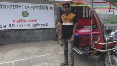 সেনাবাহিনীর সহায়তায় চুরি হওয়া রিকশা ফিরে পেয়ে স্বস্তির হাসি রাকিবের