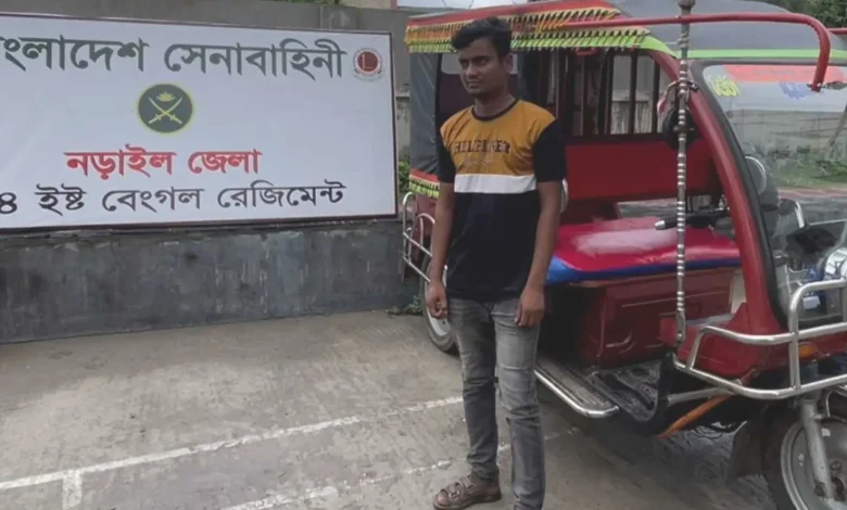 সেনাবাহিনীর সহায়তায় চুরি হওয়া রিকশা ফিরে পেয়ে স্বস্তির হাসি রাকিবের