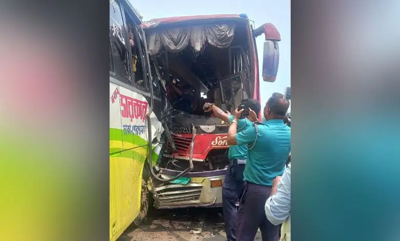 টঙ্গী উড়ালসেতুতে মুখোমুখি বাস দুর্ঘটনায় আহত ৩০
