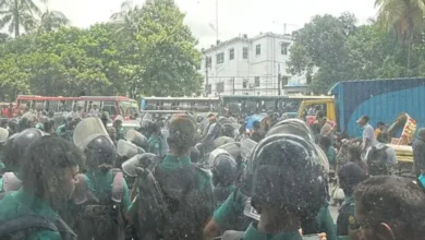 প্রেসক্লাবের সামনে আন্দোলনকারীদের ছত্রভঙ্গ করল পুলিশ, সাউন্ড গ্রেনেড-জলকামান নিক্ষেপ