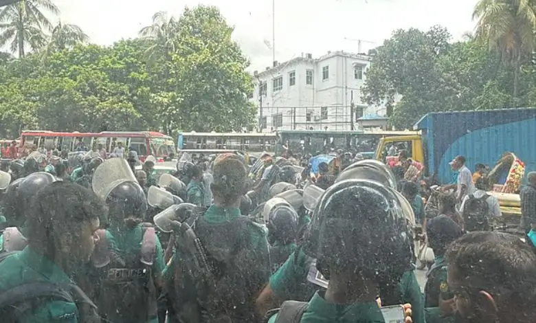প্রেসক্লাবের সামনে আন্দোলনকারীদের ছত্রভঙ্গ করল পুলিশ, সাউন্ড গ্রেনেড-জলকামান নিক্ষেপ