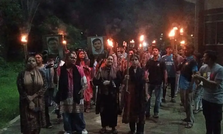 শাহজালাল বিশ্ববিদ্যালয়ে ধর্ষণে জড়িতদের ছাত্রত্ব বাতিলের দাবিতে মশাল মিছিল