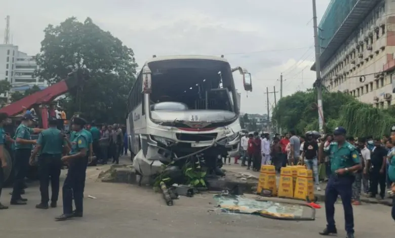 টেকনিক্যাল মোড়ে ডিভাইডারে উঠে গেলো বাস, পথচারী নিহত