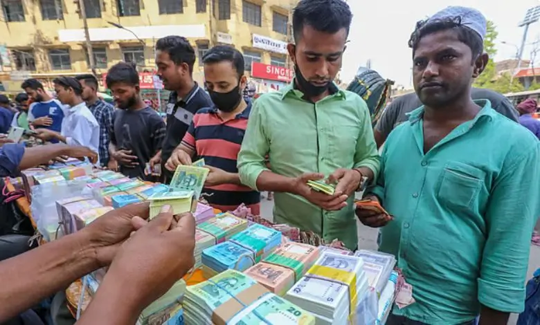ঈদ ঘিরে নতুন টাকার বান্ডেলপ্রতি বাড়তি গুনতে হচ্ছে ৮০০-১০০০ টাকা