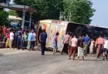 বাস উল্টে সহকারী নিহত, আহত ১৯ জন যাত্রী