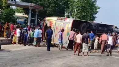 বাস উল্টে সহকারী নিহত, আহত ১৯ জন যাত্রী