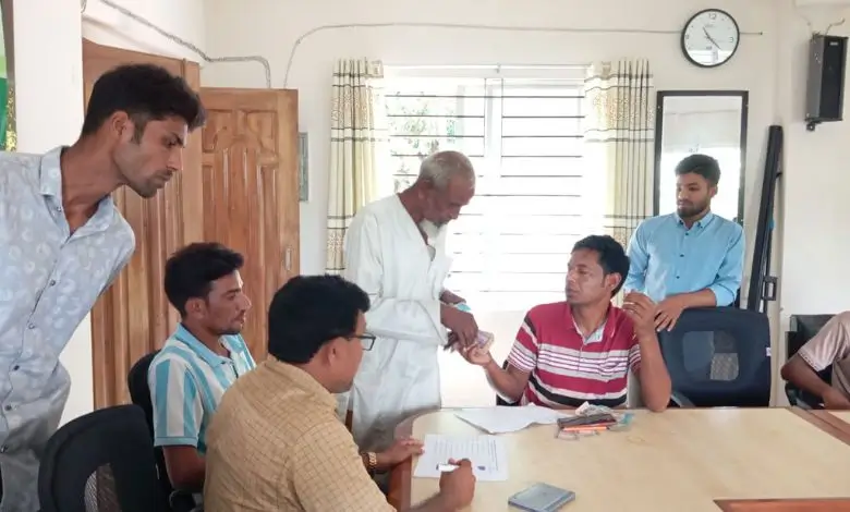 সাটুরিয়ায় ইটভাটার গরম গ্যাসে ক্ষতিগ্রস্ত কৃষকদের ক্ষতিপূরণ প্রদান