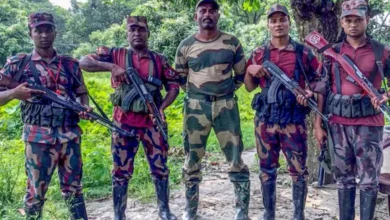 চাঁপাইনবাবগঞ্জ সীমান্তে অনুপ্রবেশকারী মদ্যপ বিএসএফ সদস্যকে ফেরত দিল বিজিবি