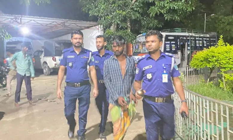 চলন্ত বাসে তরুণীকে ধর্ষণ, গ্রেপ্তার বাসচালক।