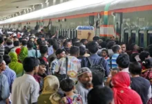 কমলাপুর রেলস্টেশনে ঈদের আগাম আনন্দ: ঘরমুখো মানুষের ঢল