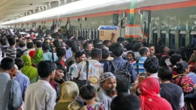 কমলাপুর রেলস্টেশনে ঈদের আগাম আনন্দ: ঘরমুখো মানুষের ঢল