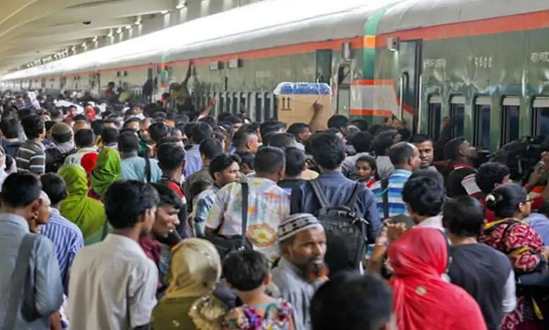 কমলাপুর রেলস্টেশনে ঈদের আগাম আনন্দ: ঘরমুখো মানুষের ঢল