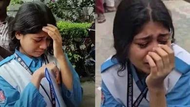 মাকে হাসপাতালে রেখে ছুটে এলেন পরীক্ষায় ঢুকতে না পেরে অঝোরে কাঁদলেন মেয়েটি