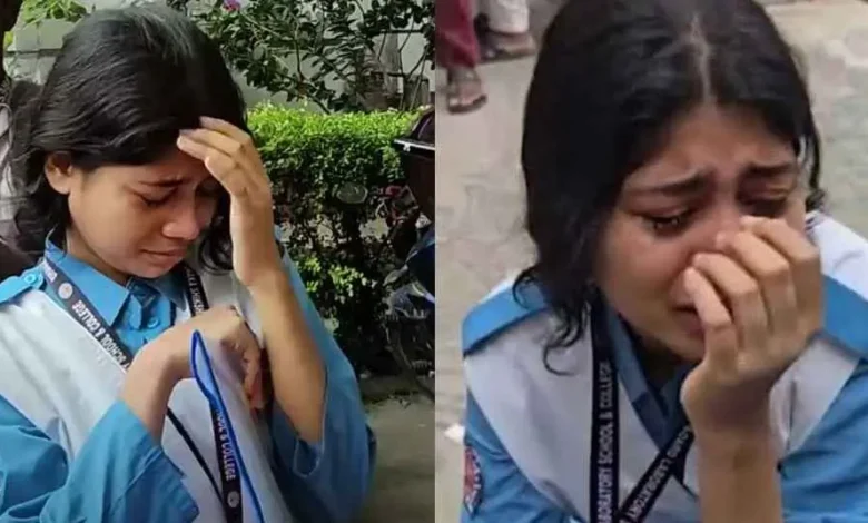 মাকে হাসপাতালে রেখে ছুটে এলেন পরীক্ষায় ঢুকতে না পেরে অঝোরে কাঁদলেন মেয়েটি