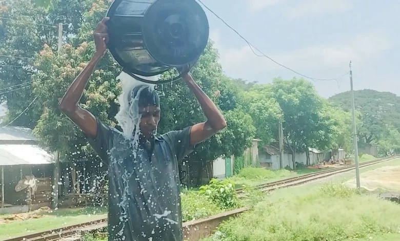 স্ত্রী তালাক দেয়ায় এক মণ দুধ দিয়ে গোসল করলেন শাকিল!