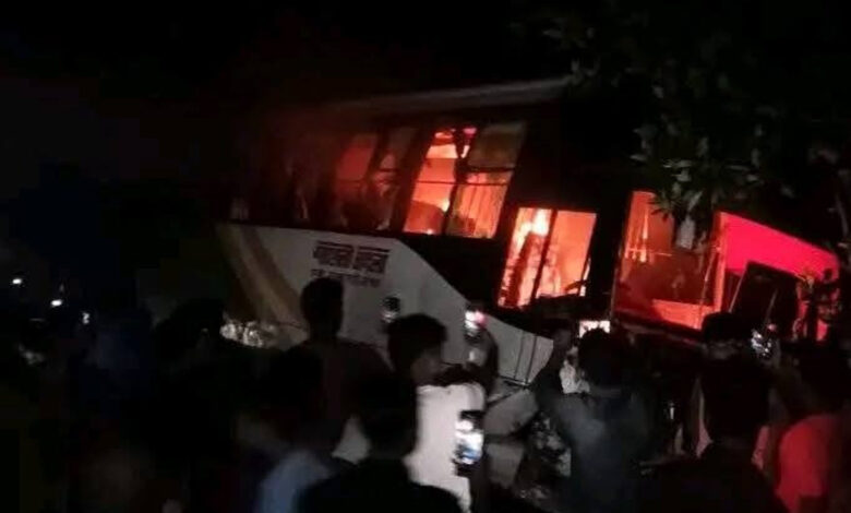 ময়মনসিংহের ফুলপুরে বাস-মাহিন্দ্রা সংঘর্ষে নিহত ৫