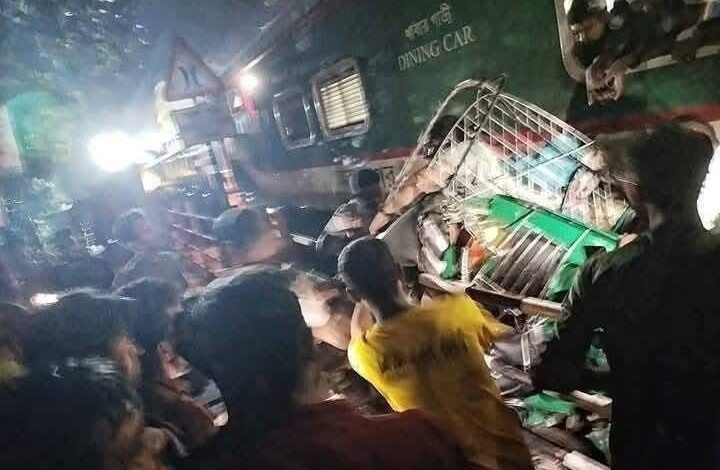 কালুরঘাট সেতুতে ট্রেনের ধাক্কায় অটোরিকশা দুমড়ে-মুচড়ে, নিহত ২