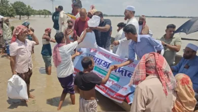 চাঁপাইনবাবগঞ্জে পানিবন্দি ৩৫০ পরিবারের পাশে দাঁড়াল জামায়াত