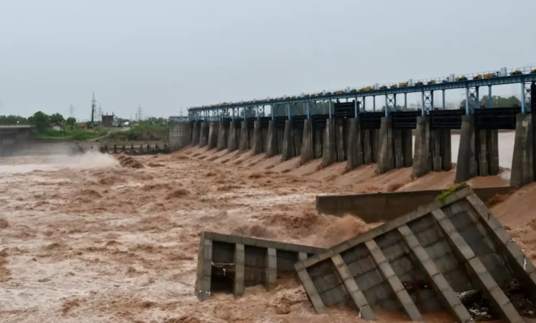 ভারতের ছাড়া পানিতে বন্যা, বাঁধ উড়িয়ে দিলো পাকিস্তান